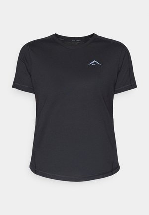 Schwarzes kurzärmliges Sportshirt mit Rundhalsausschnitt, glattem Stoff und reflektierendem blauen Logo auf der linken Brust. Genähte Details entlang der Nähte.