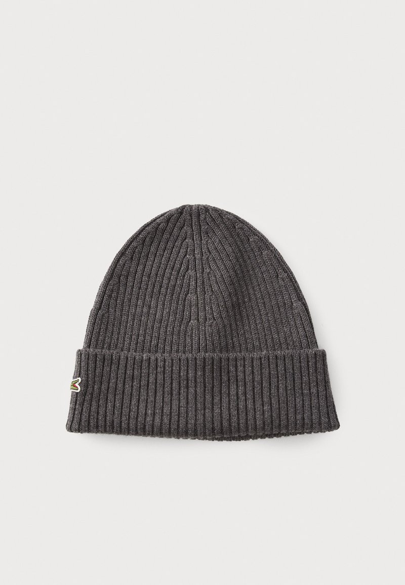 Grå ribstrikket beanie med en foldet kant og et lille multicoloreret logo på siden. Blød tekstur og tætsiddende design.