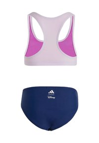 Jasnofioletowy sportowy stanik z różowymi akcentami, z tyłem typu racerback. Granatowe spodenki kąpielowe z białym logo Adidas i nadrukiem Disney.