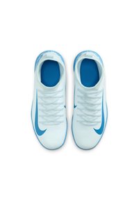 Zapatillas deportivas blancas con detalles en azul, cuentan con una parte superior texturizada, diseño de cordones y un interior acolchado para mayor comodidad.