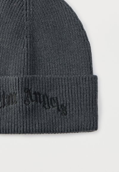 Γκρι πλεκτός σκούφος με ραβδωτή υφή, με διπλωμένο περιθώριο και μαύρο κεντημένο κείμενο μπροστά.