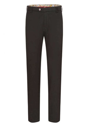 Schwarze Hose mit figurbetontem Schnitt, aus glattem Stoff. Knopfverschluss am Bund, mit einem bunten gemusterten Futter, das am Taillenbund sichtbar ist.