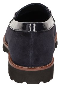 Marineblaue Wildlederschuhe mit glänzendem schwarzen Lacklederbesatz, runder Spitze und robuster schwarzer Gummisohle. Mit sichtbaren Nahtdetails.