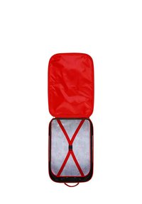 Maleta roja con cremallera y un exterior brillante, abierta para revelar un interior gris con un patrón y correas de seguridad rojas a través del compartimento.
