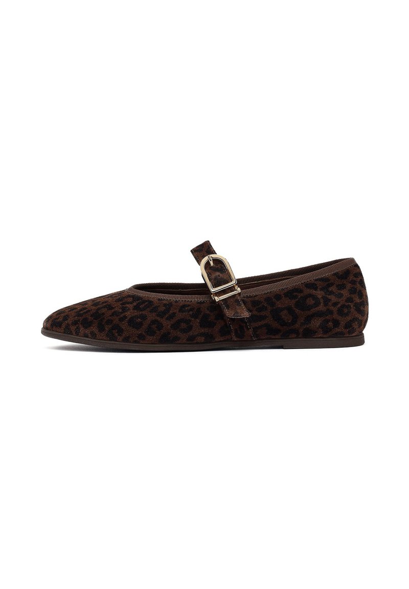 Scarpa piatta con stampa leopardata, punta appuntita, tessuto intrecciato marrone e nero, e una singola fascetta regolabile sopra il collo del piede.