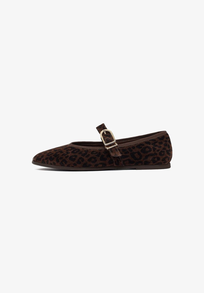 Scarpa piatta con stampa leopardata, punta appuntita, tessuto intrecciato marrone e nero, e una singola fascetta regolabile sopra il collo del piede.