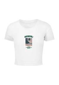 T-shirt courte à manches courtes blanche avec texte graphique vert. Le design présente une image de palmier et la légende : "NUEVAYOL ! J'aurais aimé prendre plus de photos."