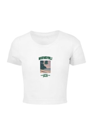 Balta trumpa rankovėmis pasisekusi marškinėliai su žalia grafika. Dizainas apima palmės paveikslėlį ir antraštę: "NUEVAYOL! Norėčiau, kad būčiau padaręs daugiau nuotraukų."