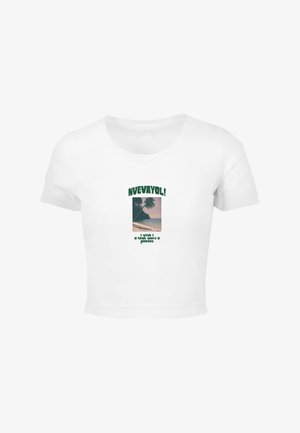 Fehér, rövid ujjú, rövidített póló zöld grafikus szöveggel. A dizájn pálmafát ábrázoló képet tartalmaz, és a következő feliratot: "NUEVAYOL! Bárcsak több fotót készítettem volna."