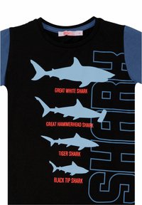 Zwarte katoen t-shirt met blauwe korte mouwen, met silhouetten van vier haaien en namen in rode tekst.