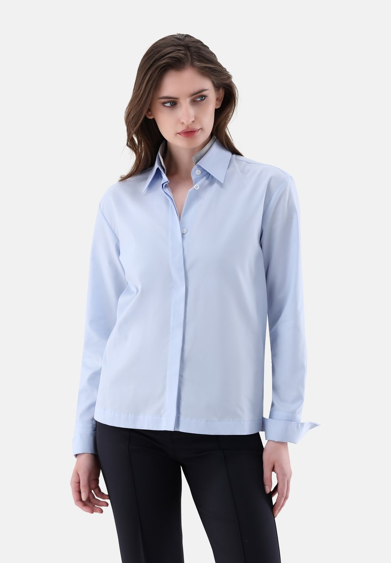 Camicia azzurro chiaro a maniche lunghe in tessuto morbido con colletto button-down, caratterizzata da una fodera interna del colletto grigia e un orlo dritto.