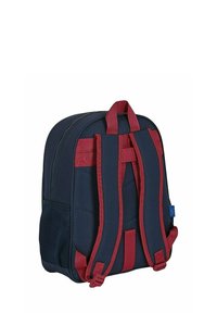Granatowy plecak z czerwonymi paskami, z wyściełanym tyłem i siateczkową kieszenią boczną. Posiada zamek błyskawiczny oraz małe logo akcentujące z boku.