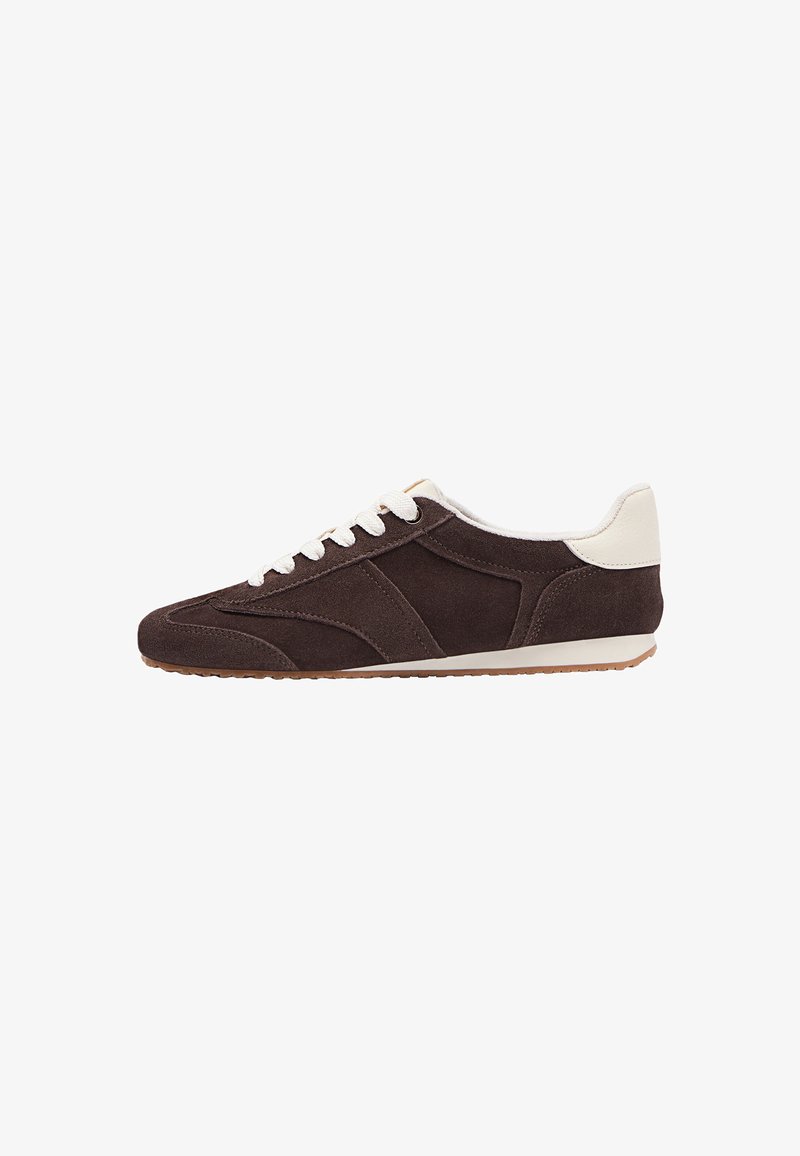 Sneaker in suede marrone con lacci e inserti sul tallone bianchi, suola in gomma a profilo basso, esposta in vista laterale su sfondo bianco.