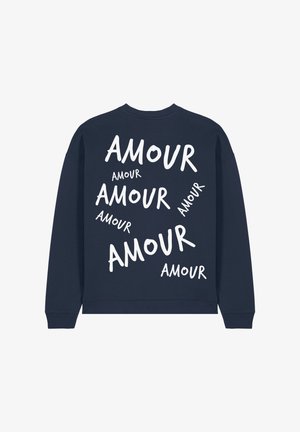 Sweatshirt en coton marine avec du texte blanc éparpillé portant le mot "AMOUR" dans différentes polices et orientations. Encolure ras du cou classique et poignets côtelés.