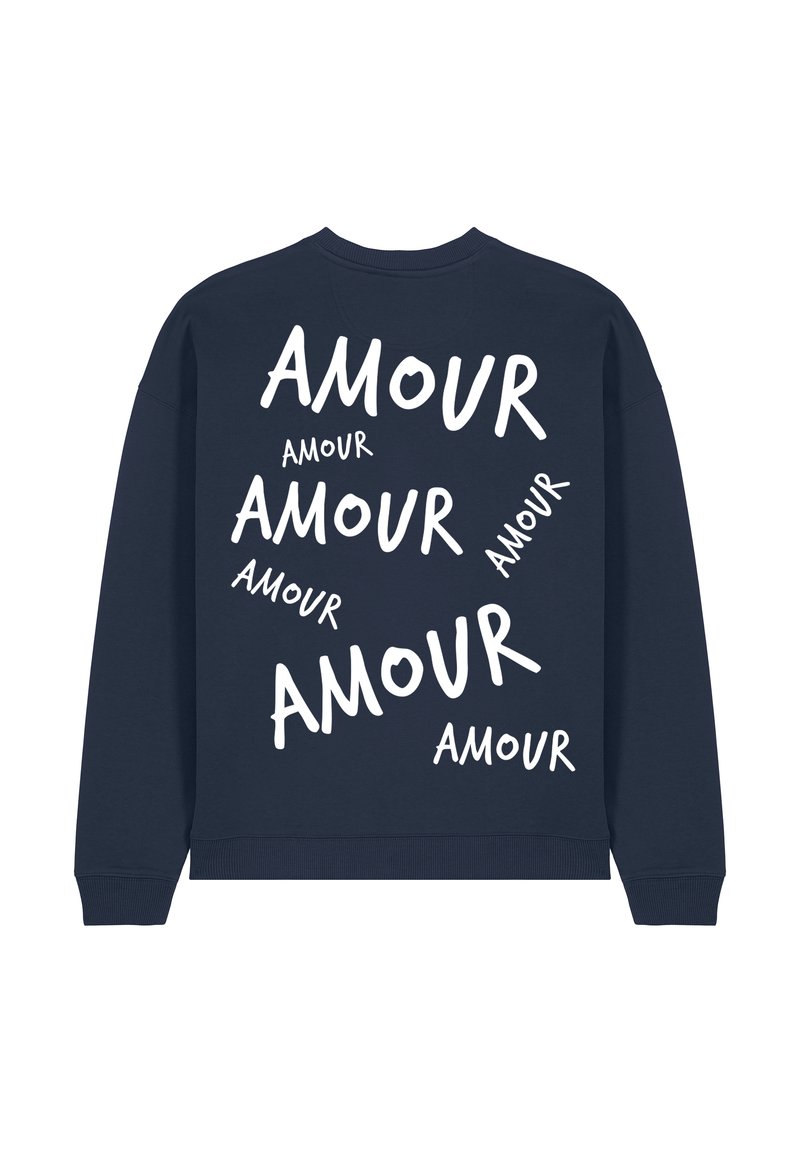 Felpa di cotone blu navy con testo bianco sparso che legge "AMOUR" in vari caratteri e orientamenti. Collo a giroclassico e polsini a costine.