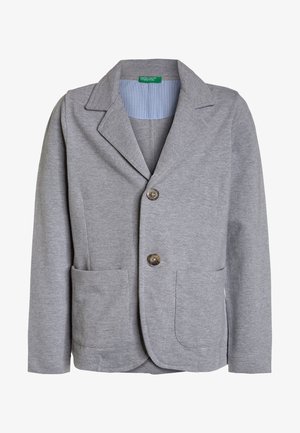 Grå blazer lavet af blødt stof, med en notched krave, to forlommer og brune knapper, med en blåstribet inderforet.