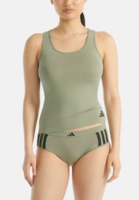 Olijfgroene tanktop met zwarte accenten, voorzien van een ronde halslijn en een aansluitend model, gecombineerd met bijpassende slips met zwarte strepen.