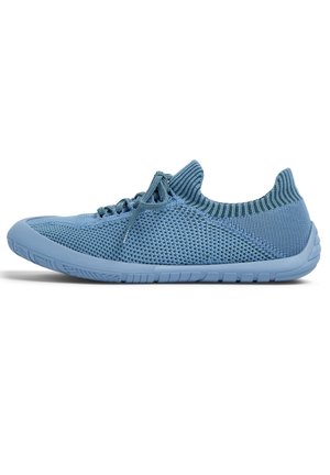 Jasnoniebieski dzianinowy sneaker z niskim kołnierzem przy kostce, z przodu sznurowany, elastyczna gumowa podeszwa, pokazany z profilu na białym tle.