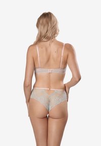 Zestaw koronkowej bielizny z jasnoróżowymi ramiączkami i błękitnym kwiatowym wzorem na koronce. Posiada przezroczysty tył oraz dekoracyjny detal w postaci wycięcia.