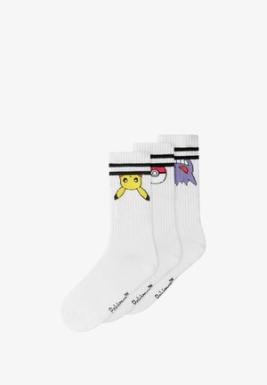 Tre hvide crew-sokker med sorte striber, som har motiver af Pikachu, en Poké Bold og Gengar nær øverste kant.