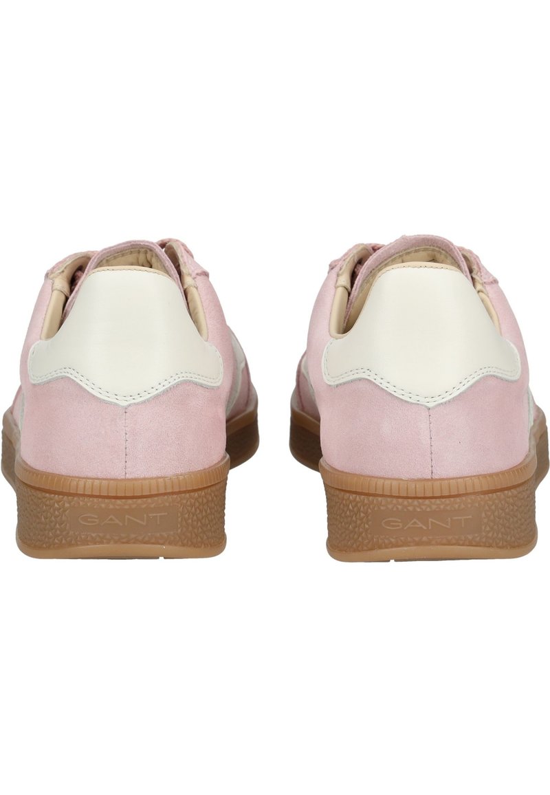 Rosa Wildleder-Sneaker mit einer weißen Lederabsatzkappe, Gummilaufsohle und strukturiertem Profil. Verfügt über kleine, gewellte Akzente in der Nähe der Ferse.