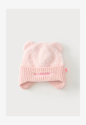Blød lyserød strikket babylue med bjørneører og en ribbet foldet kant broderet med "BILLIEBLUSH" i mørkere lyserød.
