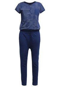 Námořnický modrý dvoudílný outfit s krátkým rukávem a texturovaným topem a zúženými kalhotami s elastickým pasem a šňůrkou.