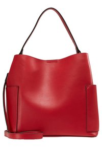 Červená kožená kabelka se měkkým, strukturovaným designem. Má dvě boční kapsy, jeden horní �úchyt a odnímatelný ramenní popruh.