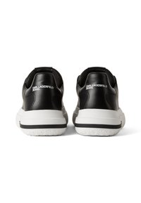 Crne kožne tenisice s bijelim i crnim gumiranim potplatima. Značajke uključuju podstavljeni ovratnik i "KARL LAGERFELD JEANS" brendiranje na peti.