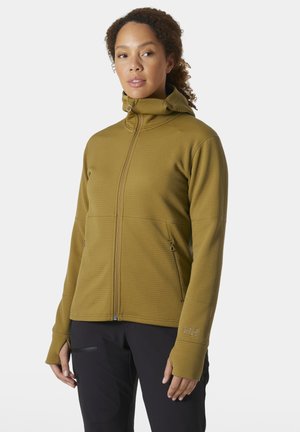 Chaqueta verde oliva con cremallera y un patrón texturizado, capucha desmontable y puños con orifico para el pulgar. Cuenta con dos bolsillos frontales con cremallera.