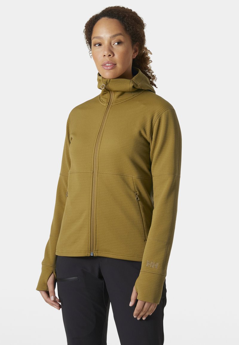 Chaqueta verde oliva con cremallera y un patrón texturizado, capucha desmontable y puños con orifico para el pulgar. Cuenta con dos bolsillos frontales con cremallera.