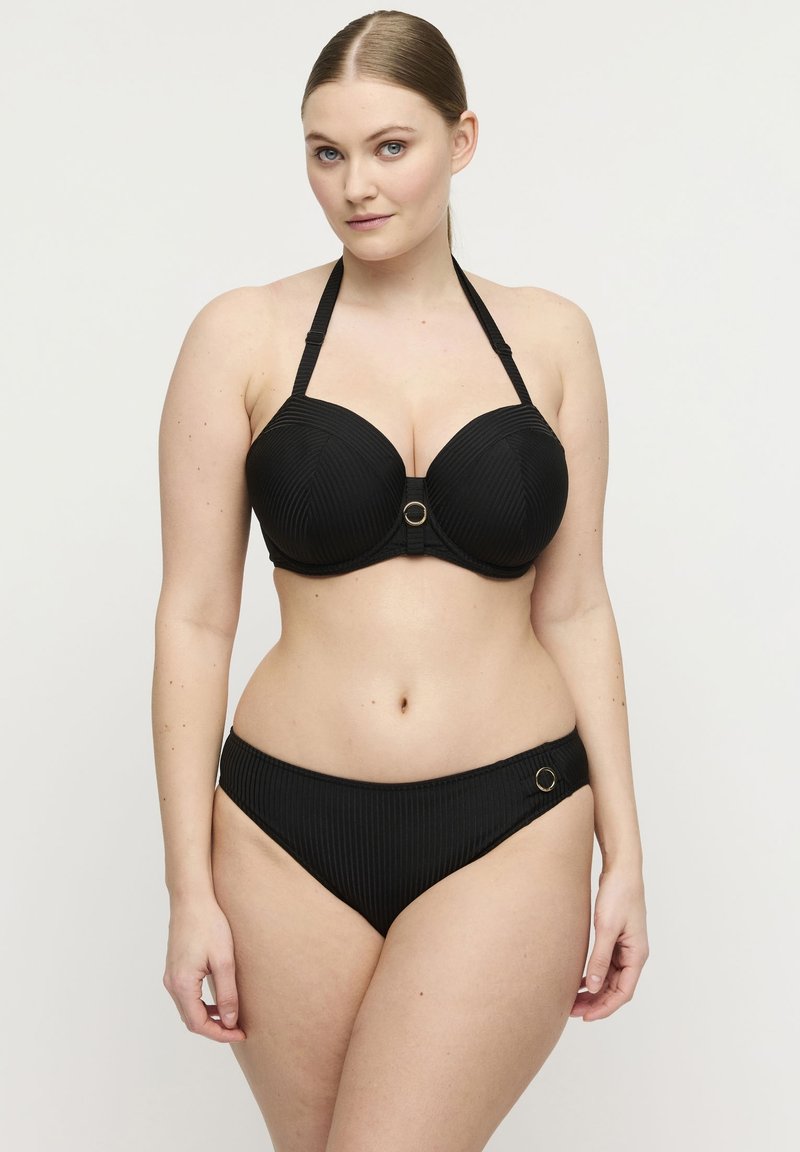 Completo bikini nero in tessuto rigato, composto da top strutturato con ferretto e dettaglio oro centrale e slip a vita alta abbinati.