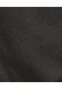 Zwarte suède stof met een zachte textuur en een gladde afwerking, met subtiele variaties in schaduwwerking over het oppervlak.