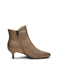 Botín dorado brillante con punta afilada, tacón delgado y cremallera lateral. Presenta una superficie texturizada y un diseño elegante y moderno.