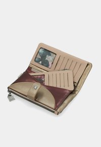 Beige und kastanienbrauner Leder Geldbeutel, geöffnet, um mehrere Kartenfächer, ein klares Ausweisfenster, ein Reißverschlussmünzfach und einen Druckknopfverschluss zu zeigen.