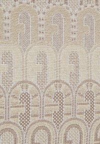 Textielstof met een intricaat beige en crème patroon, gekenmerkt door bogen en diagonale lijnen, geweven met een gestructureerde afwerking.
