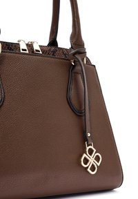 Borsa a mano in pelle marrone con una finitura tessurizzata, dettagli neri e accessori in oro. I particolari degni di nota includono un ciondolo decorativo e due cerniere superiori.