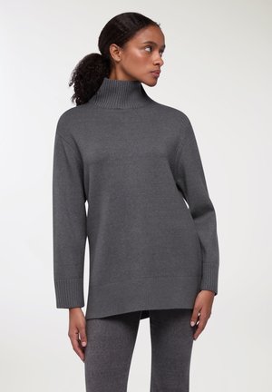 Maglione grigio a collo alto con colletto e polsini a coste, caratterizzato da una vestibilità ampia e spalle scese. Il materiale sembra morbido e testurizzato.
