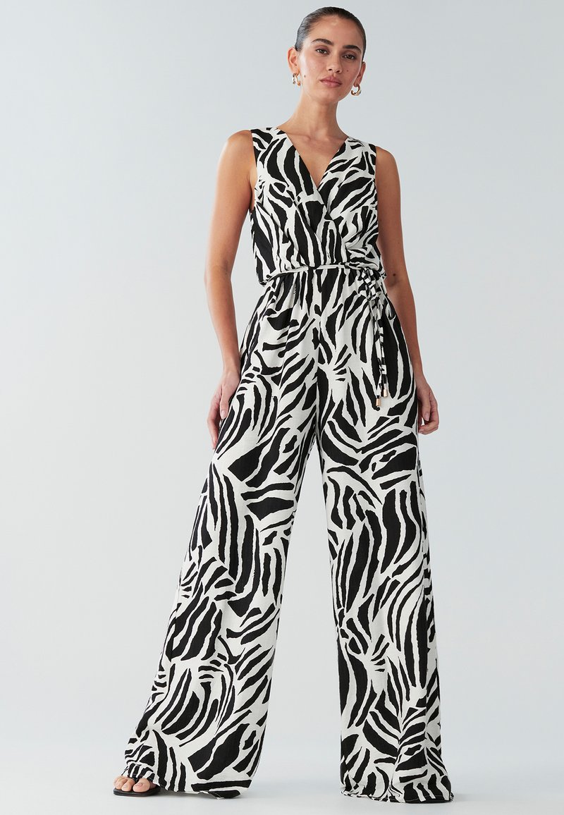 Zwart-wit jumpsuit met zebraprint, V-hals, mouwloos ontwerp, taille met ceintuur en wijde broekspijpen, gemaakt van lichtgewicht stof.