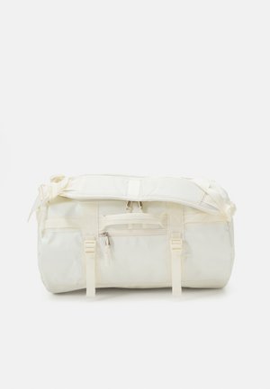 Seesack aus leichtem Stoff in Off-White, mit mehreren Gurten, einer vorderen Reißverschlusstasche und zylindrischer Form.