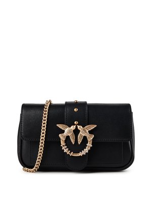 Bolso de cuero negro con correa de cadena dorada y cierre decorativo dorado con dos pájaros y pequeños cristales.