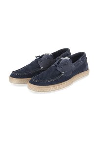 Chaussures bateau bleu marine avec tige en mesh, détails en daim, lacets, coutures blanches et semelle tissée beige style espadrille.