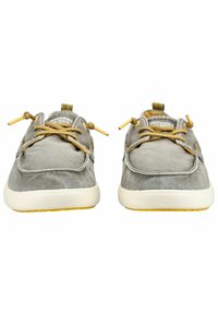 Szare casualowe mokasyny z beżowymi sznurowadłami i białymi podeszwami, ustawione obok siebie skierowane do przodu na białym tle.