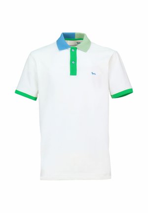 Polo bianca con collo a coste blu, verde e teal. Presenta due bottoni, maniche corte verdi e un logo blu sul petto.
