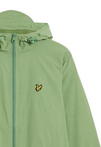 Chaqueta con capucha de color verde claro, con cremallera frontal completa y capucha ajustable con cordón. Presenta un logo de un pájaro amarillo en el lado izquierdo del pecho.