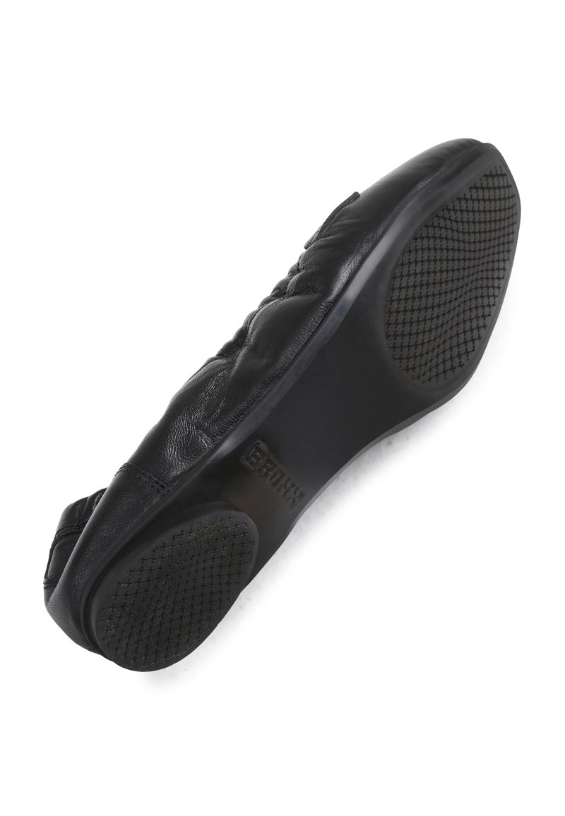 Zwarte leren platte schoen met een getextureerde rubberen zool, waarop de merknaam "BRONX" op het gewelf is weergegeven.