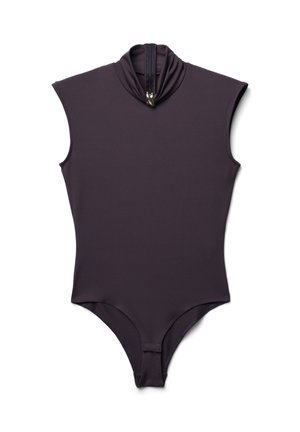 Body scuro viola con collo alto e design senza maniche. Presenta una zip frontale e un tessuto aderente e liscio con un fondo attillato.