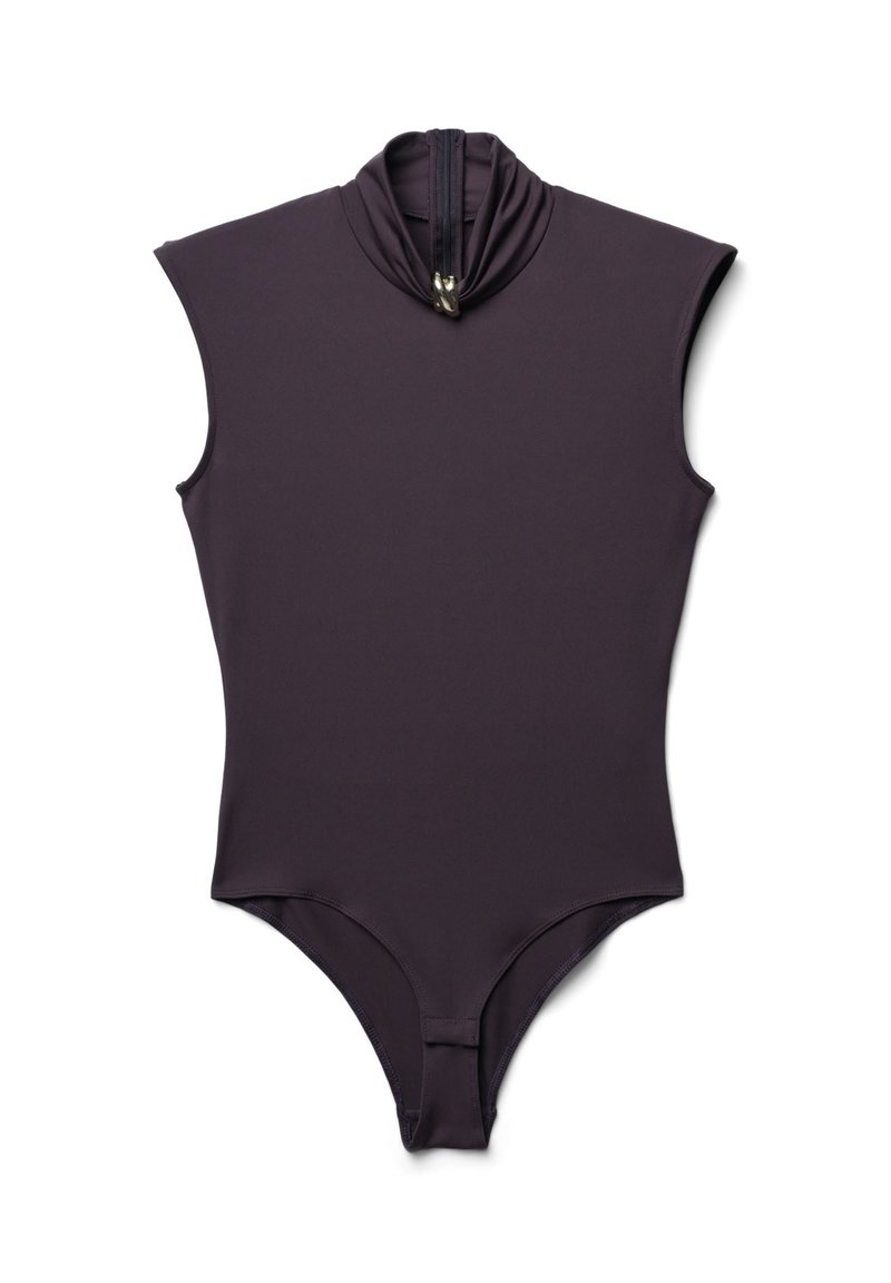 Bodysuit violet foncé avec col montant et design sans manches. Comprend une fermeture éclair à l'avant et un tissu lisse et ajusté avec un bas cintré.