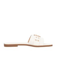 Sandalo piatto bianco con tomaia in pelle liscia, cinturini sovrapposti, dettagli in hardware dorato e una suola marrone minimalista.
