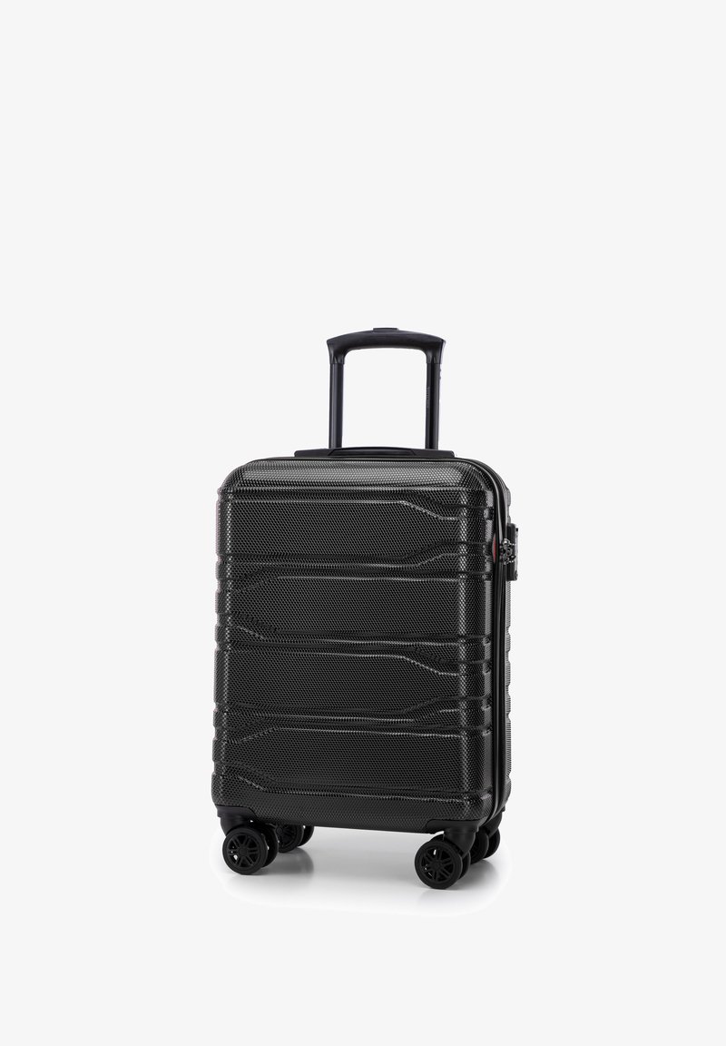 Valigia rigida nera con superficie texture, multiple scanalature, manico retrattile e quattro ruote per la mobilità.